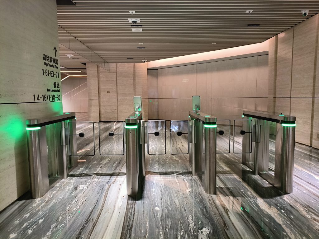 东莞第一高楼民盈·国贸中心定制速通门案例 3 scaled 东莞第一高楼民盈·国贸中心定制速通门案例 3 scaled